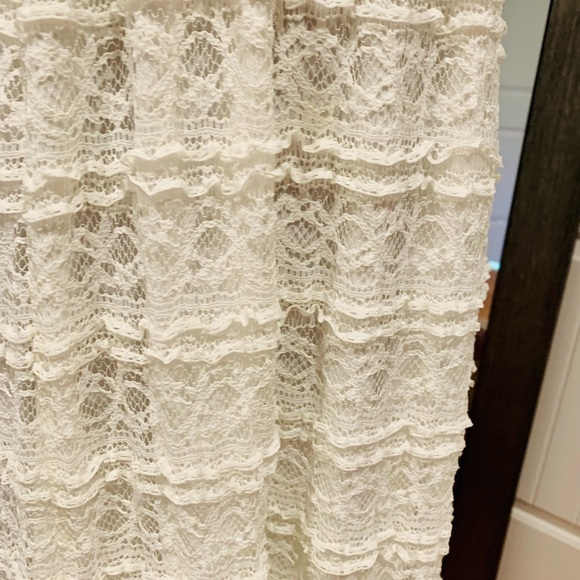 Snow White and all the Lace - Picture 2 of 3